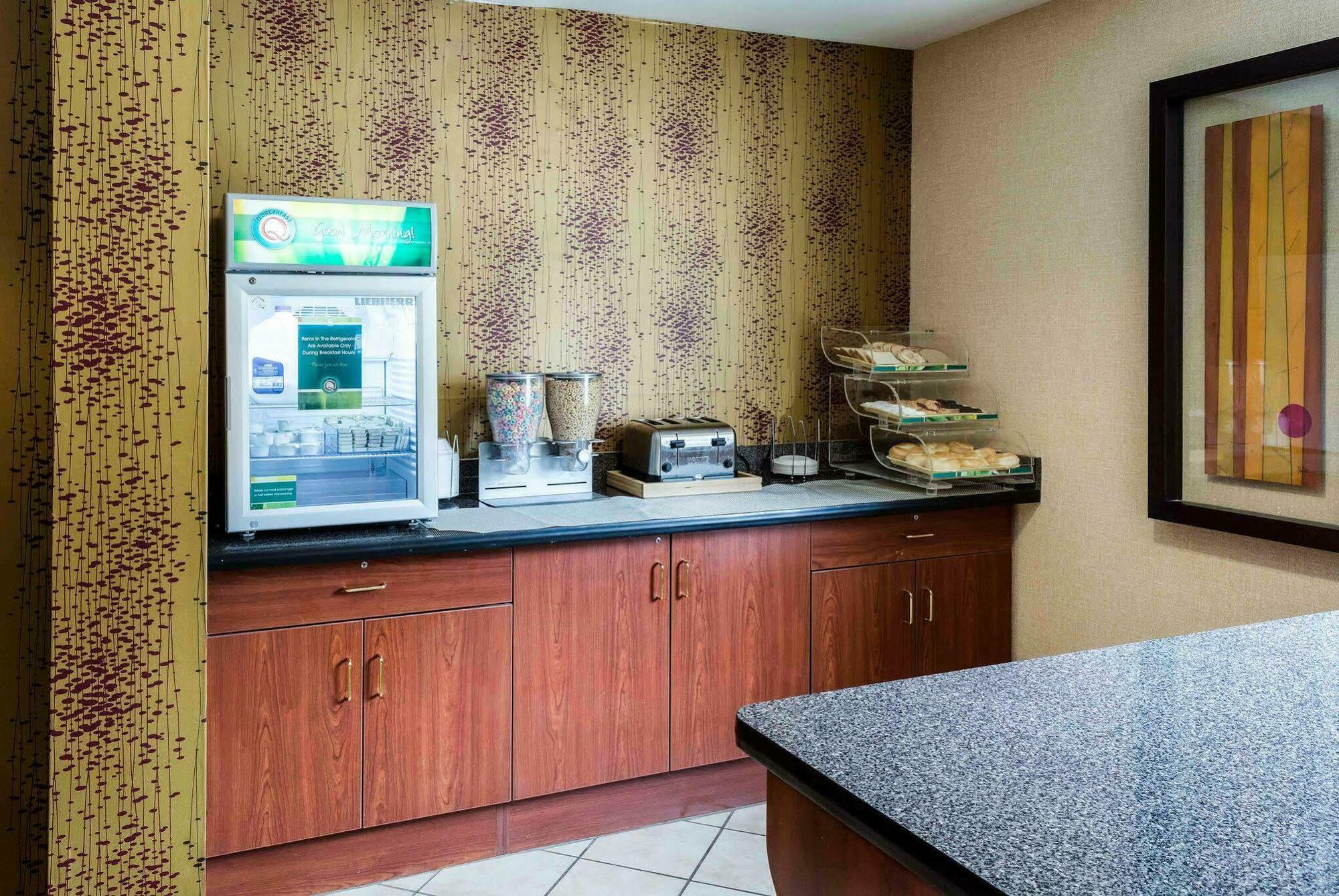 Quality Inn Chester - South Richmond Exteriör bild