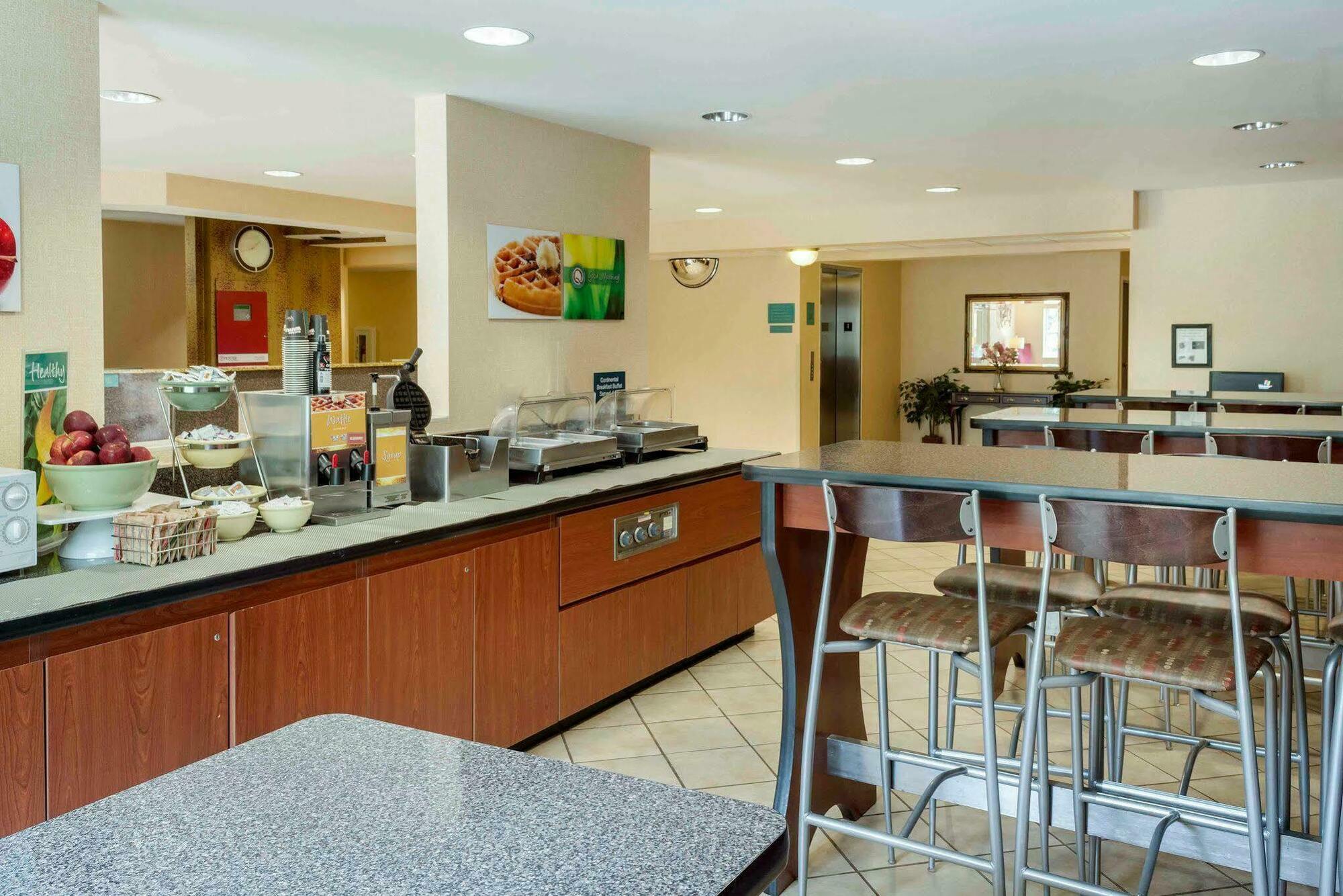 Quality Inn Chester - South Richmond Exteriör bild